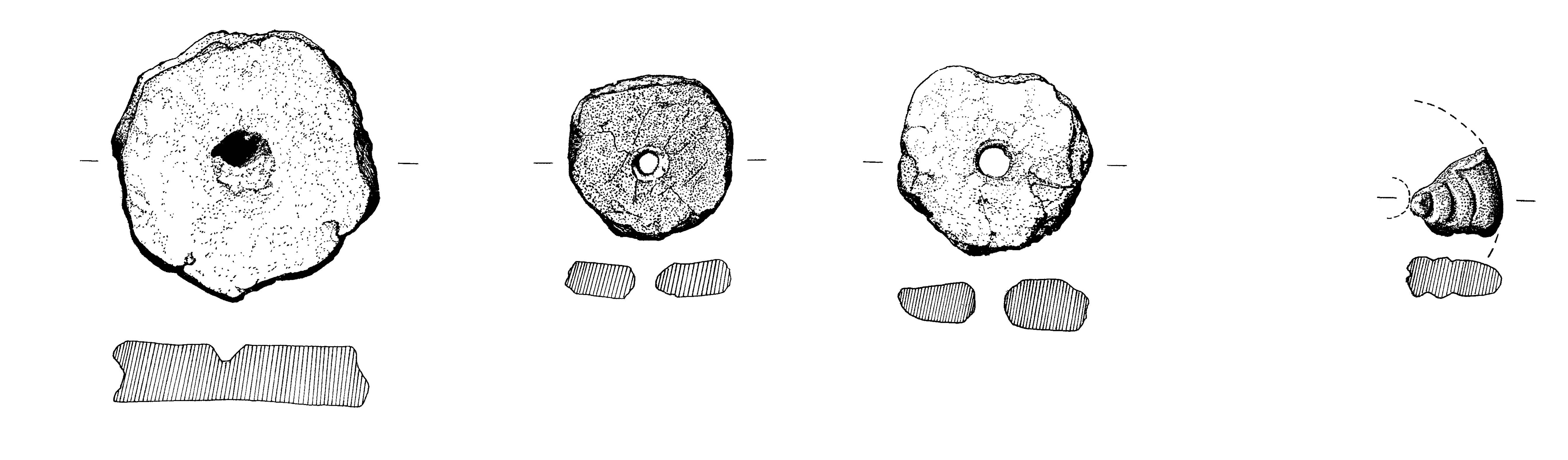 Figur 23. Tegninger af tenvægte. Der er et forarbejde til en tenvægt, to hele tenvægte og et fragment af en ornamenteret tenvægt med indridsede koncentriske cirkler.