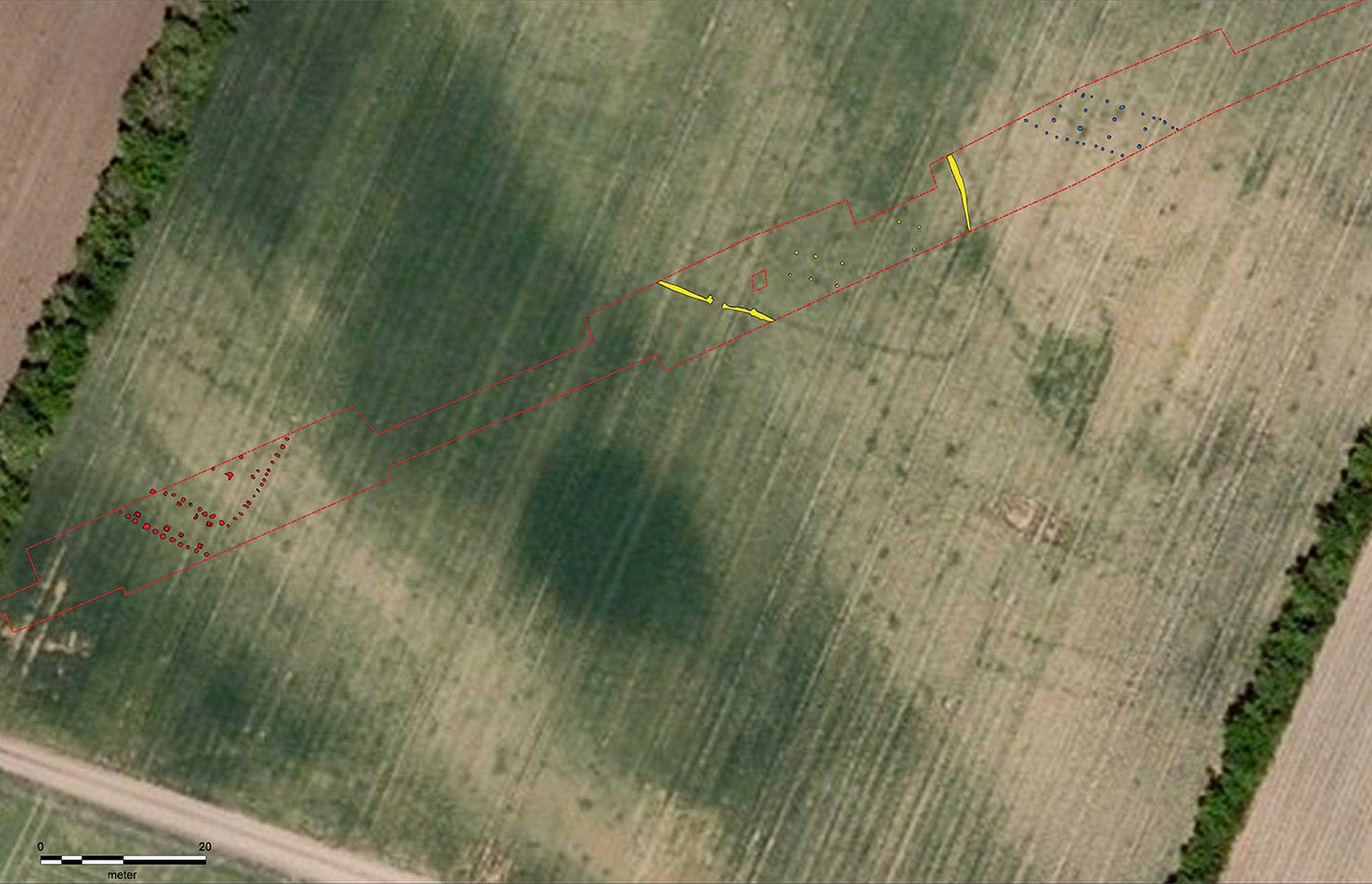 Figur 8. Ortofoto fra 2008 med angivelse af tracéudgravningen ved Dødskovgård. Flere indhegnede gårde kan udskilles, hvor A410 er markeret med rødt. Huset tolkes som et udhus til et nordfor liggende langhus. Gårdsenhed A409 er markeret med gult.