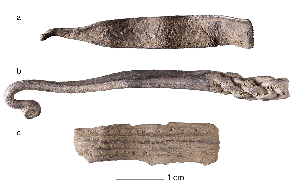 Figur 9 a, b og c: Fragmenter af en hals- eller armring.
