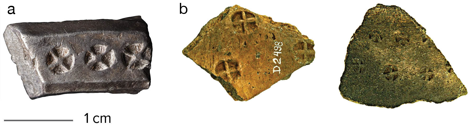 Figur 12: Fragment af armring fra Bramslev skat 2 med stempelornamentik og to keramikskår fra Ribe med lignende stempelornamentik.