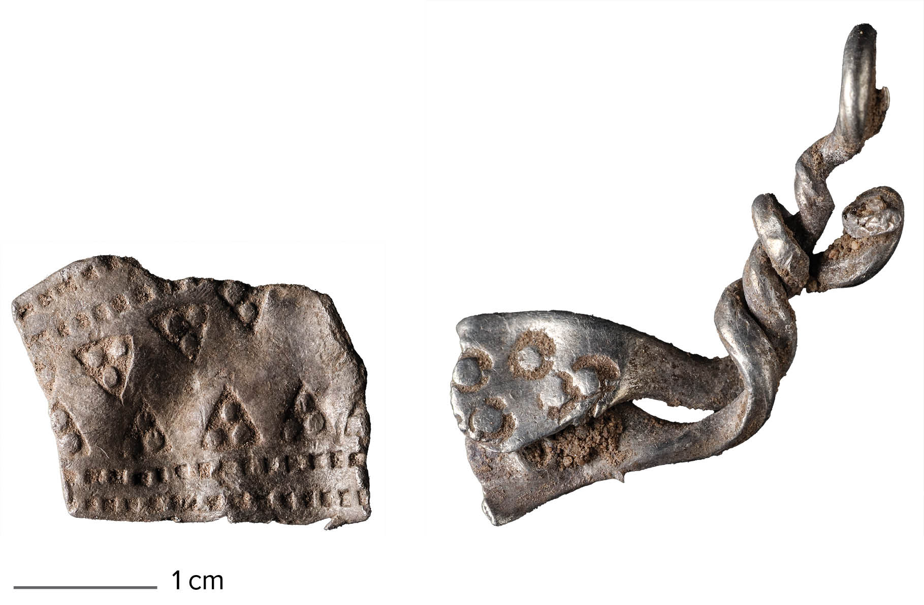 Figur 13: Fragmenter af fingerringe med stempelornamentik fra Bramslev skat 2.