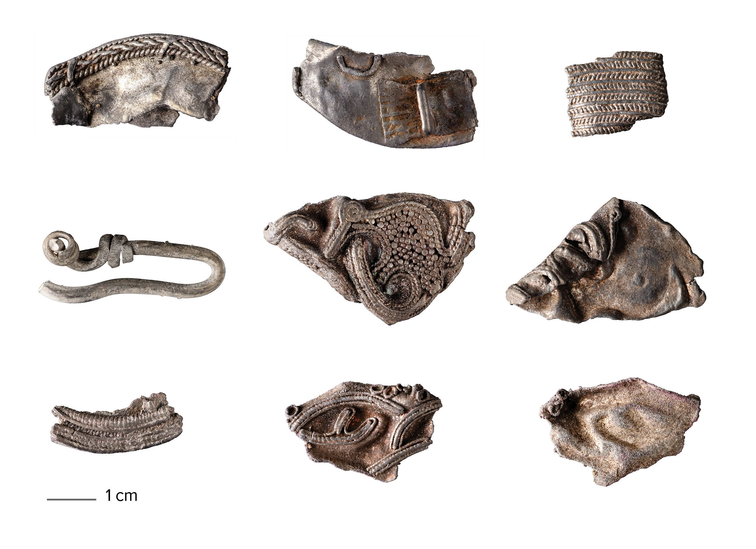 Figur 14: Fragmenter af den ituklippede sølvfibula fra Bramslev skat 2.