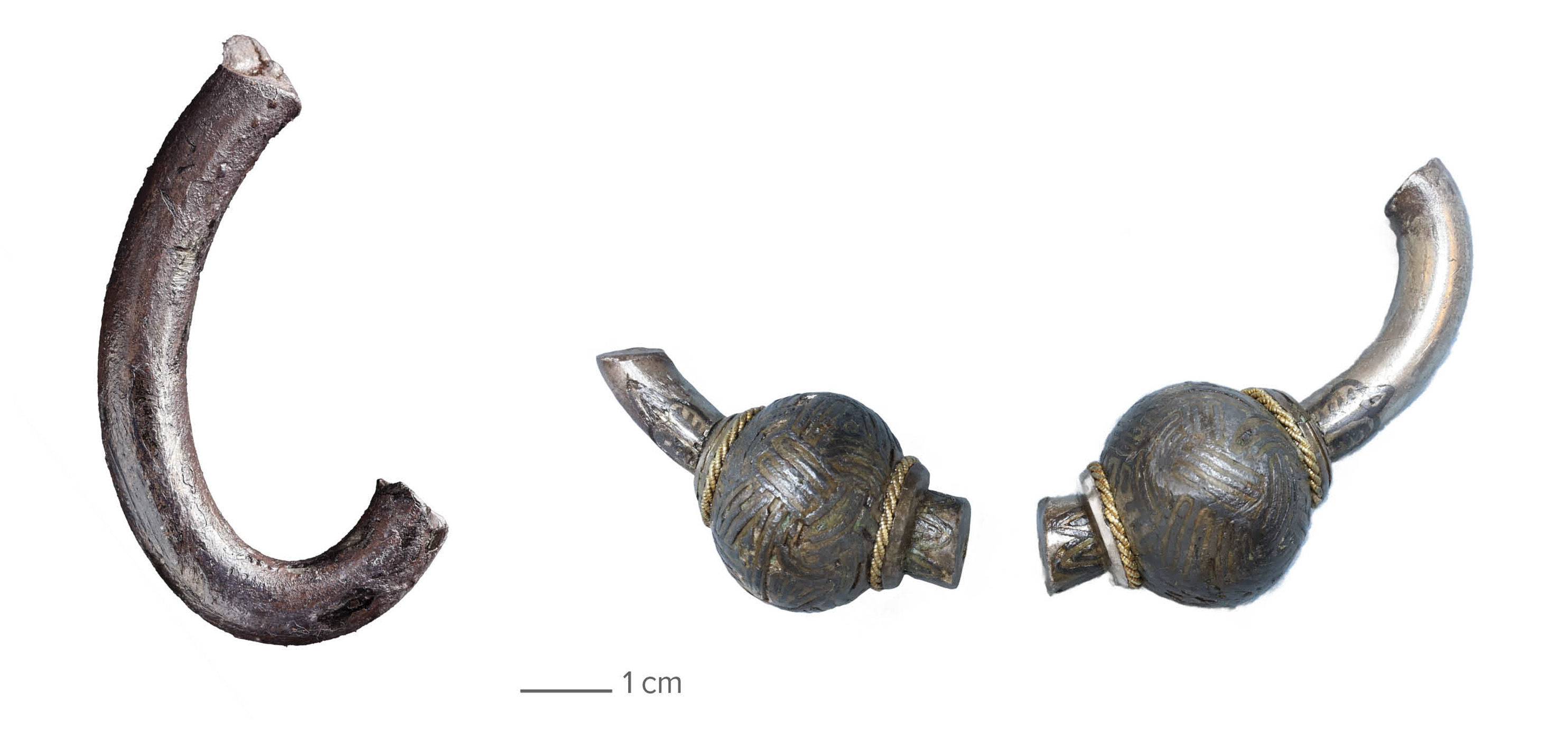 Figur 27: Tre fragmenter af den store ringnål af ball-typen fundet ved Bramslev.
