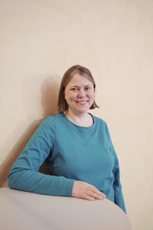 En bild som visar Människoansikte, klädsel, person, vägg

Automatiskt genererad beskrivning