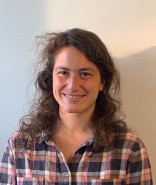 Et billede, der indeholder Ansigt, person, tøj, smil

AI-genereret indhold kan være ukorrekt.