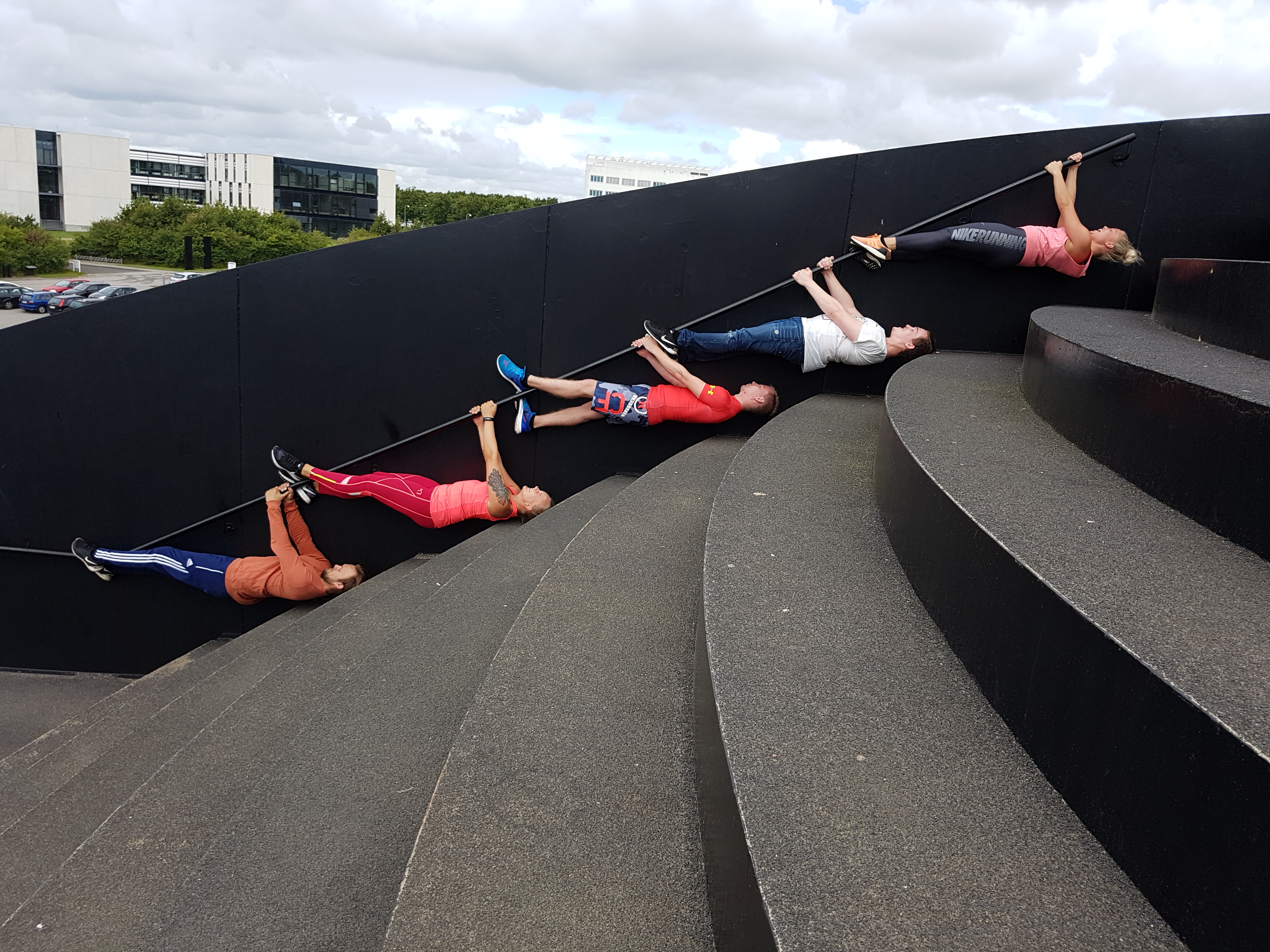 Mennesker hænger i gelænderet på en trappe