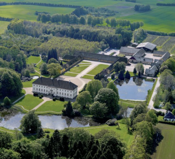 Herregården med hovedbygning, avlsgård og park udgør herregårdslandskabets magtfulde centrum. Men hovedgårdsmarker og skove, hovedgårdssognet med den lokale kirke, der førhen som oftest tilhørte herskabet, samt de omkringliggende sogne, hvor godsets fæstere havde til huse, hører med i det fulde billede af herregårdslandskabet. Krengerup på Fyn. Foto: Hans Henrik Tholstrup.