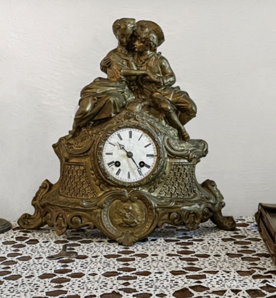 Taffeluret, som Olinde Høilund og røgteren Niels Carlsen fik i bryllupsgave af greveparret på Gammel Estrup i 1840, gik i arv gennem familien i generationer. Uret var produceret i Paris og øverst dekoreret med et kærestepar. Foto: Gammel Estrup Danmarks Herregårdsmuseum.