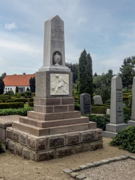 Det søltoftske gravmæle på Søvind kirkegård er et af tre kirkegårdsmonumenter på Horsens-egnen, der bærer en række markante lighedstræk. Foto: Claus M. Smidt, 2015.