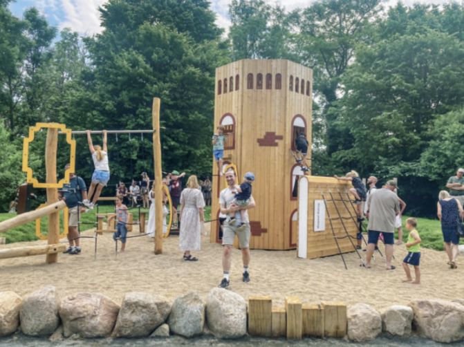 Under åbningen af Herregårdslegepladsen i sommeren 2023 var der liv og glade dage. Alle elementer blev taget i brug og afprøvet grundigt af de mange børn og deres forældre. Foto: Marie Kirstine Elkjær.
