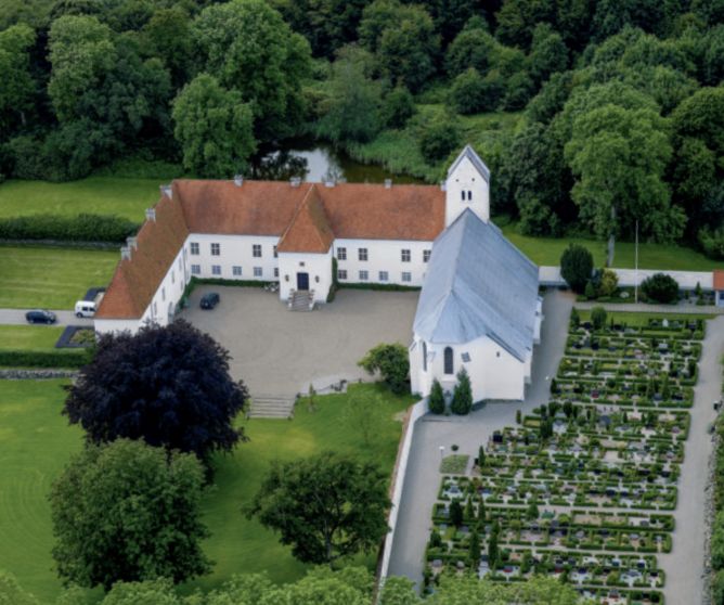 Herregården Oxholm har oprindelse i det middelalderlige Ø Kloster, hvorfra kirke, vest- og sydfløj er bevaret. Foto: Hans Henrik Tholstrup.