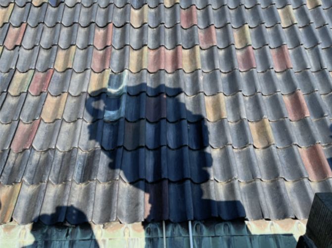 På Amalienborg er tagene blevet omlagt med cirka 70‑80 års mellemrum. Nede fra pladsen tager tagene sig sorte ud. Men tæt på ser man, at gamle, brugelige sten er blevet genanvendt, og man kan se, hvordan de forskellige ler- og glasurtyper, der er blevet brugt gennem tiden, har givet denne forrygende mosaik. Foto: Slots- og Kulturstyrelsen.