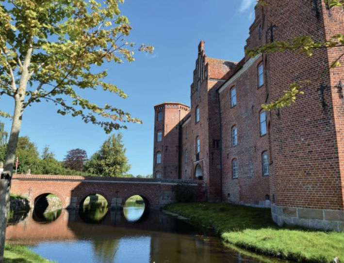 Gammel Estrup på en sensommerdag. Foto: Marie Kirstine Elkjær.