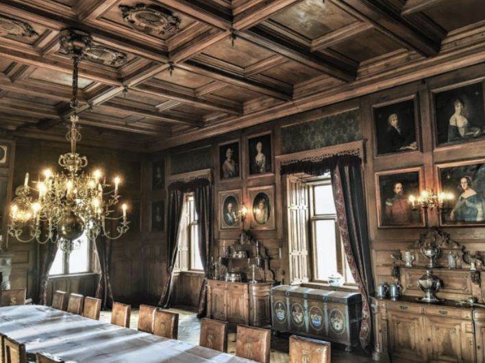 Da den fynske herregård Ravnholt omkring 1864‑71 blev om‑bygget i nyrenæssance, blev også den eksisterende spisesal på nordfløjens førstesal nyindrettet i samme stilart og desuden forsynet med et anegalleri. Spisesalen på Ravnholt hører til herregårdens største rum og gør det ud for den riddersal, der ikke findes på stedet. Foto: Rasmus Agertoft.