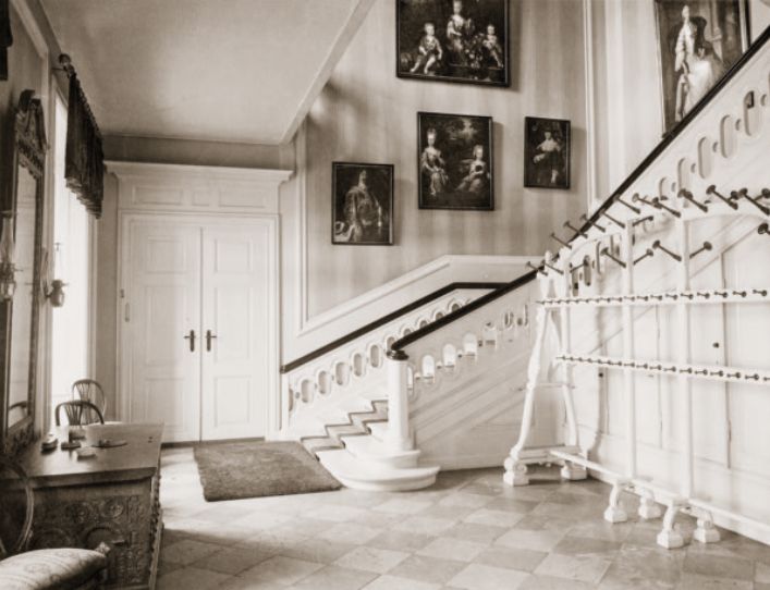 Hvedholms hovedbygning blev ombygget til dens nuværende udseende i årene 1878‑82 af lensgreveparret Preben Charles (1842‑1918) og Antoinette Bille Brahe Selby (1843‑1919). I den nye hovedbygnings imponerende hall blev gæster modtaget af portrættet af Preben Charles’ vigtige slægtning Susanne Hen‑riksdatter Hein (1700‑60), der hænger først for på hovedtrap‑pens repos op til første sal. Fotografi fra 1920, Nationalmuseet.