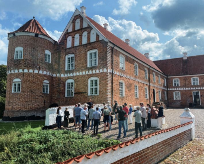 Siden  2019  har  der  været  afholdt  Herregårdenes  Dag  den  tredje søndag i august. Her åbner en række slotte og herre-gårde deres huse og haver med forskellige arrangementer. For eksempel kunne man i 2023 for første gang besøge Løvenholm på det nordlige Djursland, der normalt er lukket for offentlig-heden. I anledning af Herregårdenes Dag åbnede herregården op, og man kunne komme med på en eksklusiv rundvisning efterfulgt af kaffe og kage. Foto: Isabella Margaard Schrey.