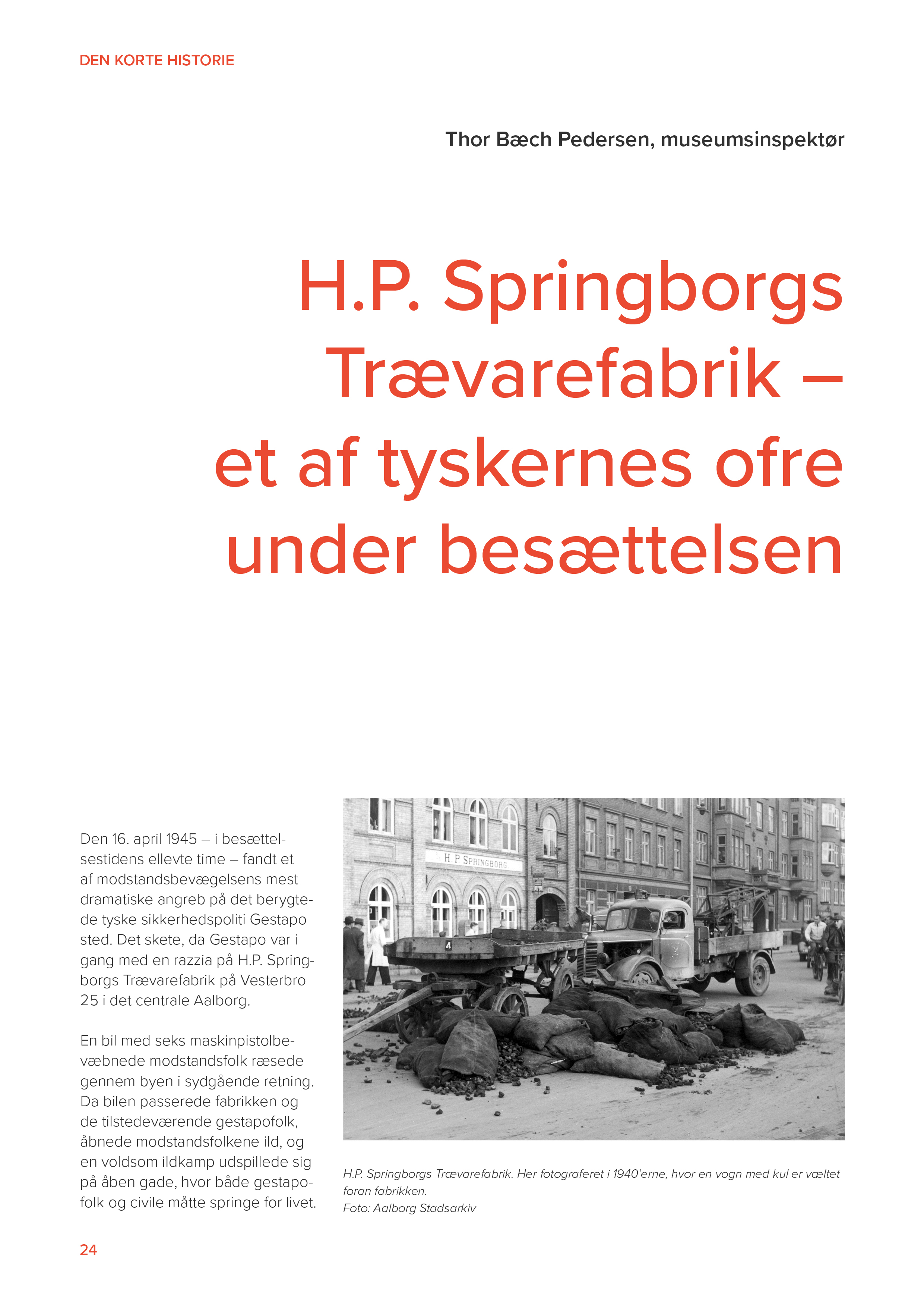 Artikelforside til "H.P. Springborgs Trævarefabrik – et af tyskernes ofre under besættelsen" af Thor Bæch Pedersen. Nederst et sort-hvidt foto af H.P. Springborgs Trævarefabrik i 1940'erne med en hestevogn fyldt med kulsække foran bygningen og en lastbil i baggrunden. Foto: Aalborg Stadsarkiv.