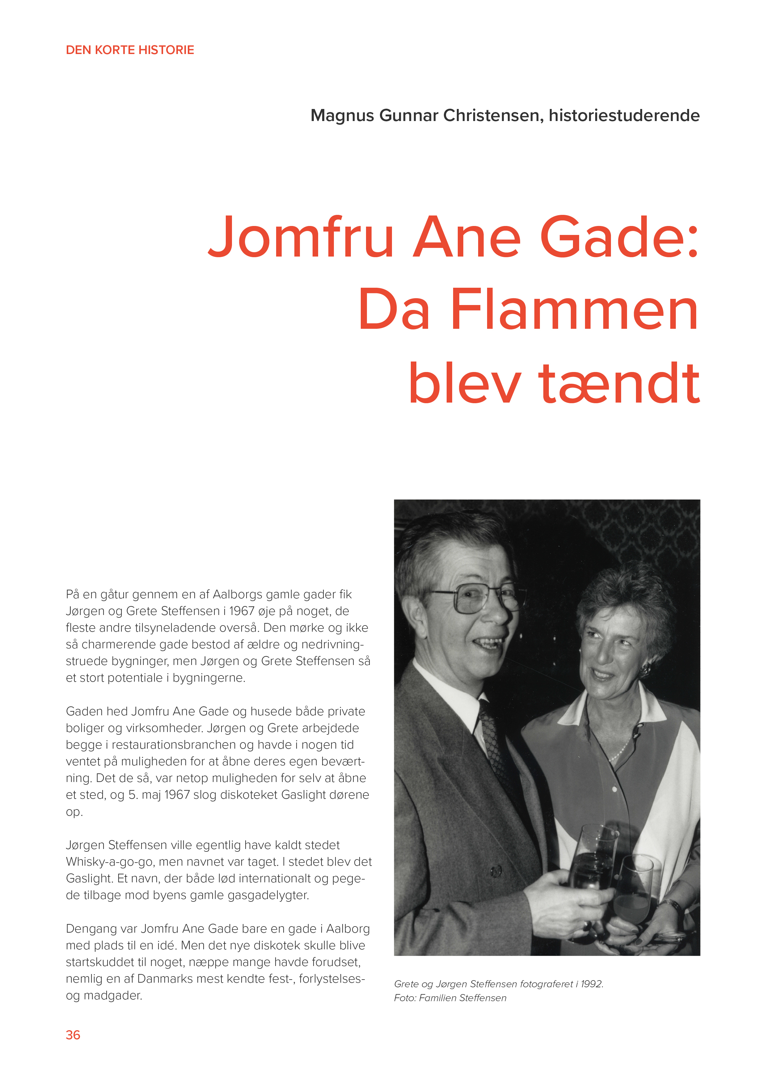 Artikelforside til "Jomfru Ane Gade: Da Flammen blev tændt" af Magnus Gunnar Christensen. Til højre et sort-hvidt portræt af Grete og Jørgen Steffensen fotograferet i 1992, hvor de skåler med drinks. Foto: Familien Steffensen.