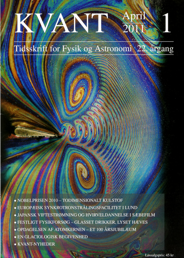 Når forskere køber sæbeboblevand i BR Legetøj og laver forsøg med viftestrømninger i sæbefilm kan der komme forbavsende og smukke mønstre ud af det, ligesom det smukke billede på forsiden. På billedet ses en viftestrøm frembragt af en finne i en vandret sæbefilm. I løbet af lidt over et halvt sekund, svarende til 70 oscillationsperioder, er der dannet 70 gange to hvirvler, som af viftestrømmen skubbes ned, strækkes ud og vikles rundt i to spiralstrukturer, én på hver side af finnen. Læs mere i artiklen om “Japansk viftestrømning” inde i bladet.