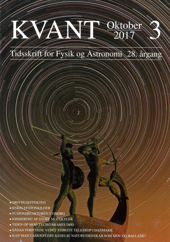 Billedet på forsiden er taget af Anthony Ayiomamitis fra Athen, der har indfanget stjernernes bevægelser omkring himlens nordpol. Billedet er i løbet af seks timer taget natten mellem den 22. og 23. juli. Rotationen er centreret omkring Nordstjernen (Alfa Ursae Minoris), der ligger i stjernebilledet Lille Bjørn, og er mindre end 1 grad fra nordpolen. Nordstjernen har derfor været god at navigere efter. Bronzeskulpturen i forgrunden er udført af Achilles Vasileiou og blev rejst i 2006 til minde om Slaget ved Salamis. Slaget blev udkæmpet i 480 f.Kr. mellem en alliance af græske bystater og Persien i farvandet mellem fastlandet og øen Salamis, som ligger nær Athen. Det var det andet store slag mellem grækerne og perserne, ti år efter kampen ved oldtidens Marathon (490 f.Kr.) nordøst for Athen. De græske skibe var stærkt i undertal, men det lykkedes at lokke den persiske flåde ind i det smalle stræde ved Salamis, hvor de græske skibe havde lettere ved at manøvrere, hvilket sikrede dem den afgørende sejr. Slaget blev et vendepunkt i krigen, og efter yderligere nederlag året efter opgav Persien erobringen af Grækenland, som herefter blomstrede op kulturelt og videnskabeligt.