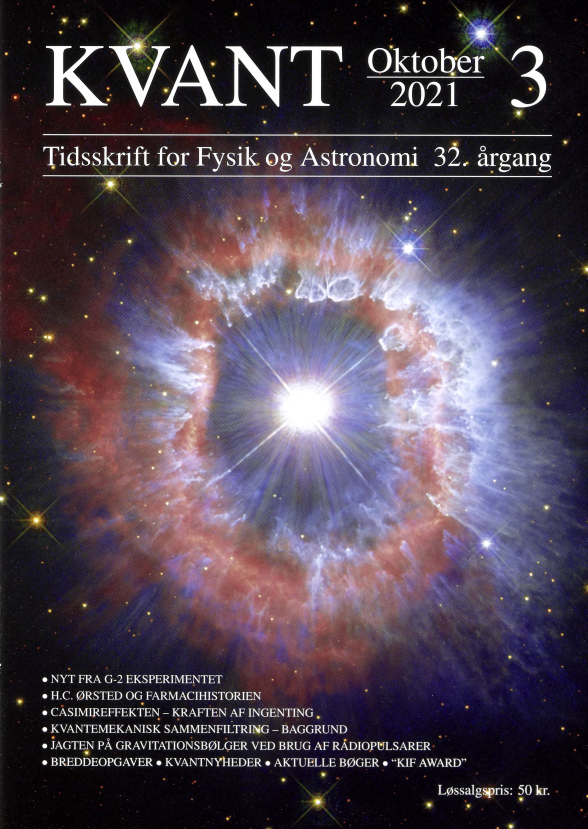 Billedet på forsiden viser stjernen AG Carinae (AG Car) i stjernebilledet Kølen på den sydlige himmelkugle. Stjernen er ca. 20.000 lysår borte og omgivet af en sky af materiale, der svarer til 15 solmasser, som stjernen har tabt for omkring 10.000 år siden. De røde farver viser stråling fra ioniseret brint og kvælstof, mens de blå farver viser fordelingen af støv, som lyser, fordi det reflekterer lyset fra stjernen. Den ekspanderende sky af gas og støv har en hastighed på 70 km/s, og påvirkes af kraftige stjernevinde, der kommer fra stjernen og bevæger sig med 2.000 km/s. Tågen er omkring 5 lysår bred, hvilket svarer til afstanden til vores nærmeste stjerne, Alfa Centauri (a Cen). Ringen ikke er perfekt sfærisk, hvilket indikerer, at stjernen ikke er alene, men har en ledsager (en binær stjerne). En alternativ - og enklere teori - er, at stjernen roterer meget hurtigt. Billedet er taget med Hubbleteleskopet og frigivet 13. september 2021.